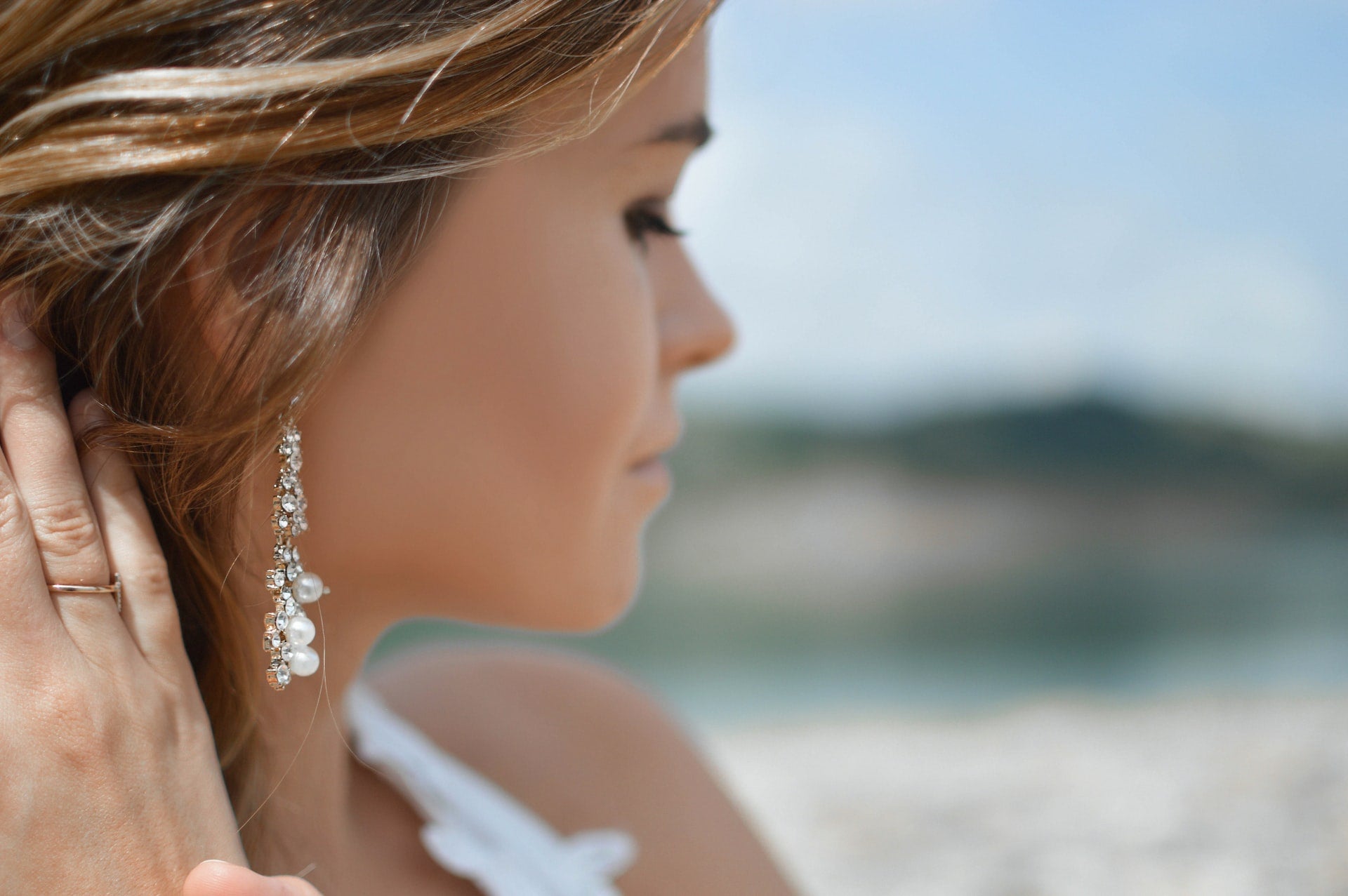 woman wearing dangling earring