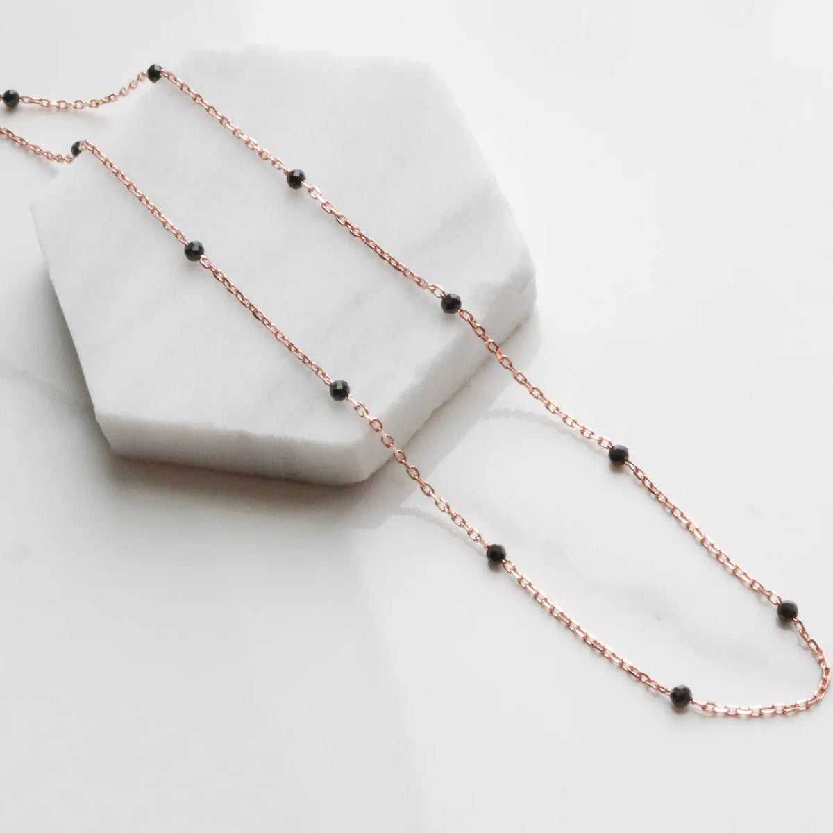 Black spinel relay necklace