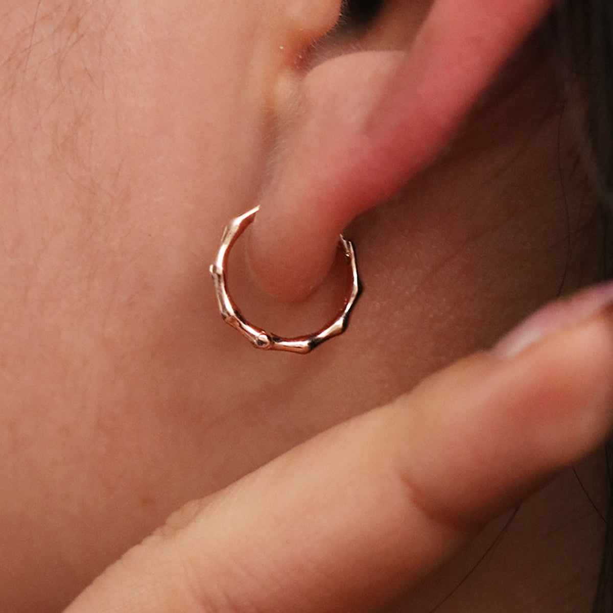 Slim wavy hoop earrings