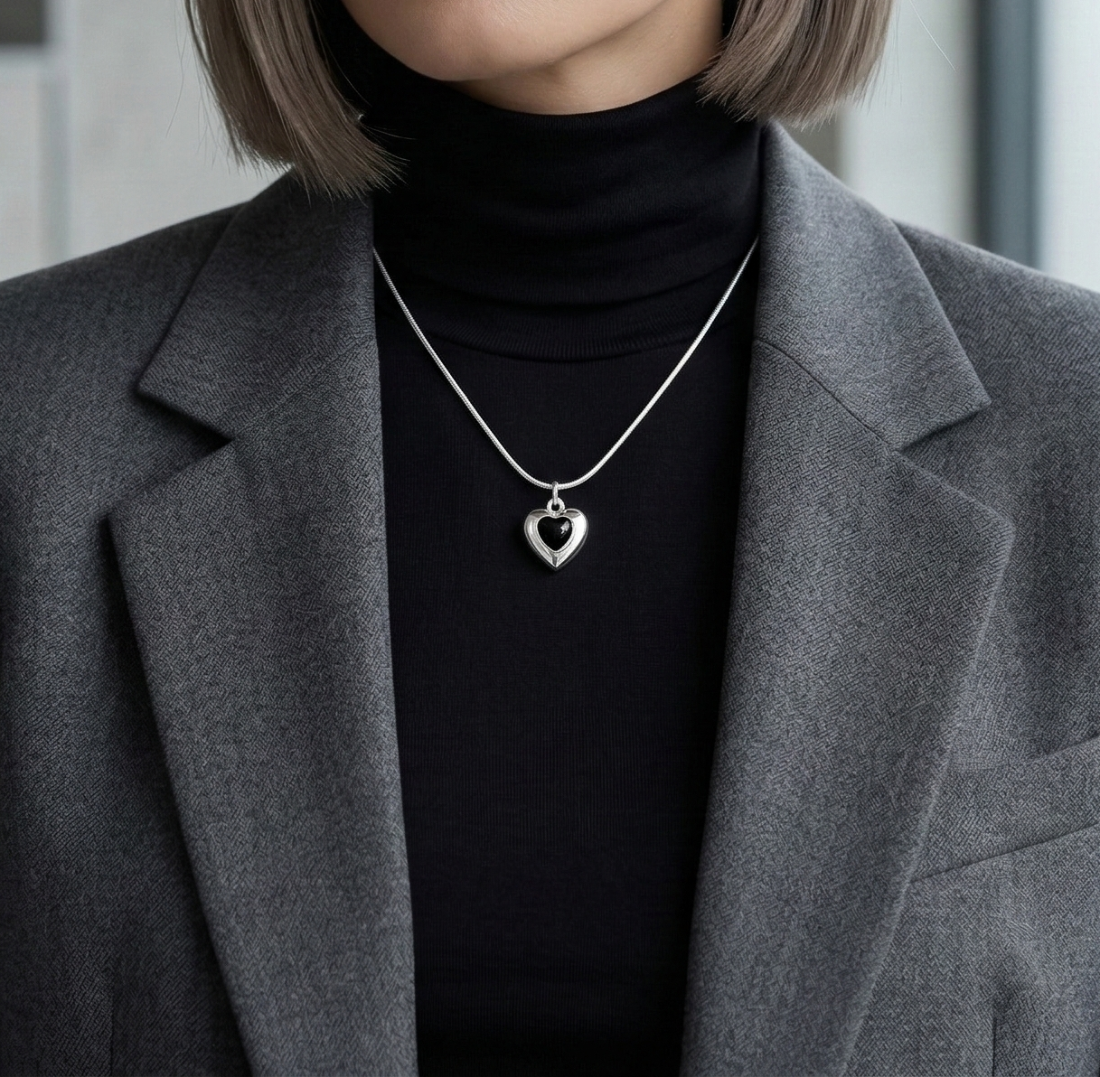 Snake bold heart necklace