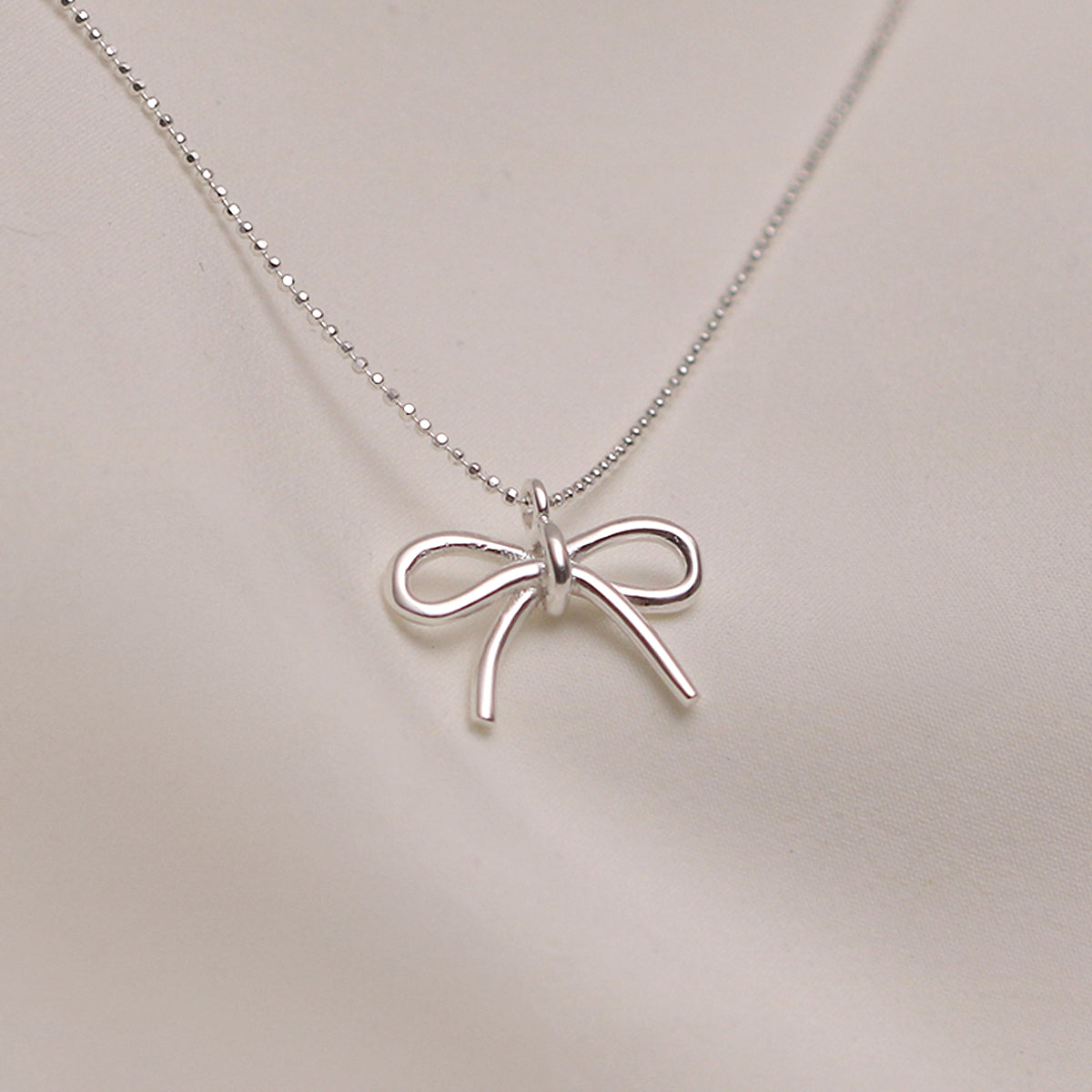 Bow pendant necklace