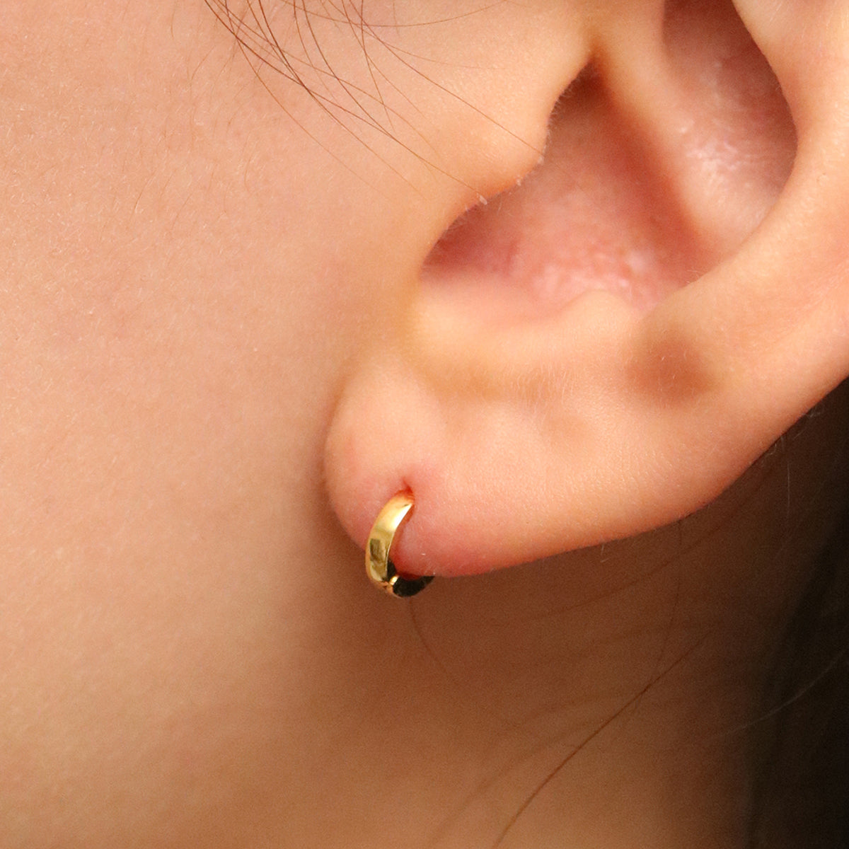 6mm Huggie Earring