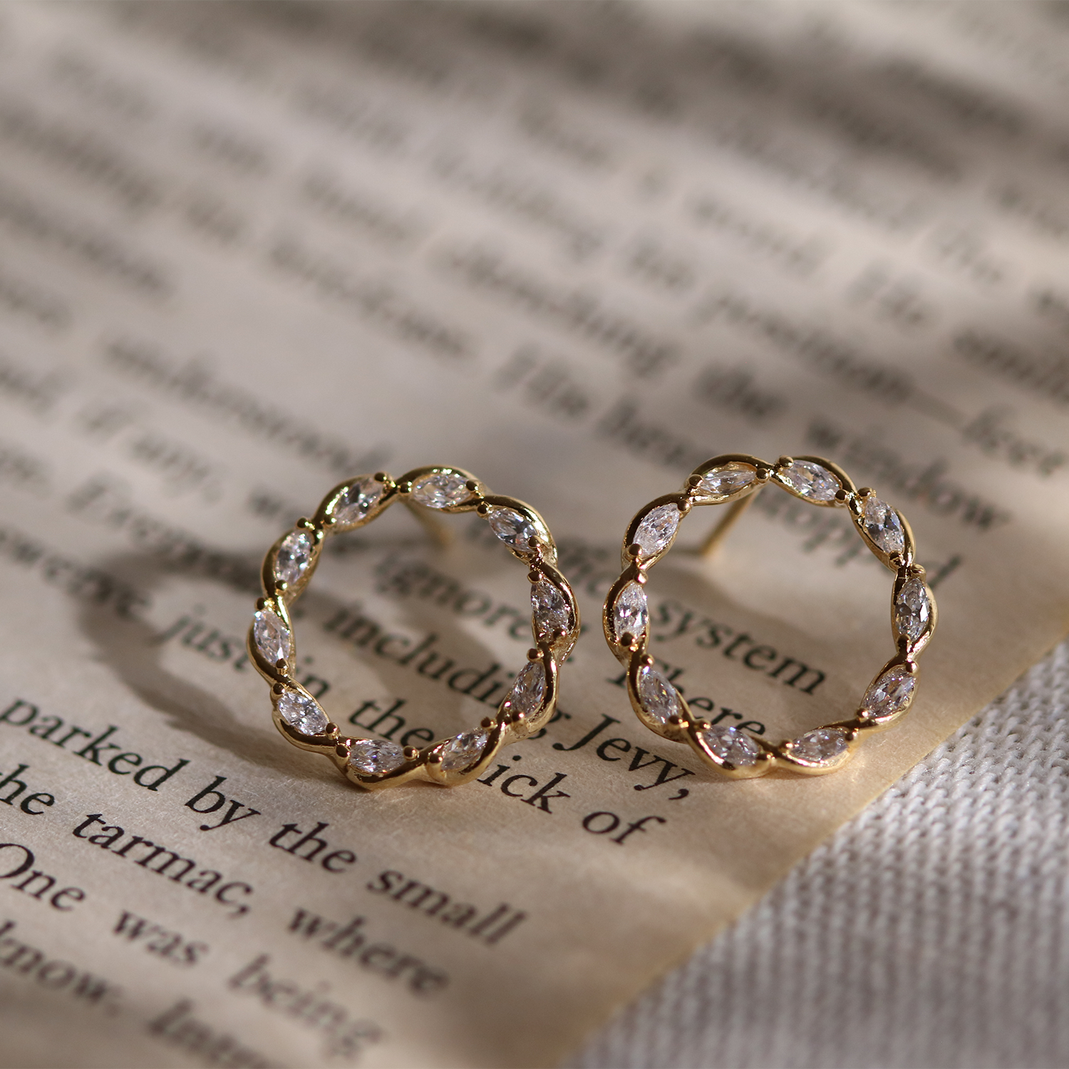 Circle cubic twist earrings