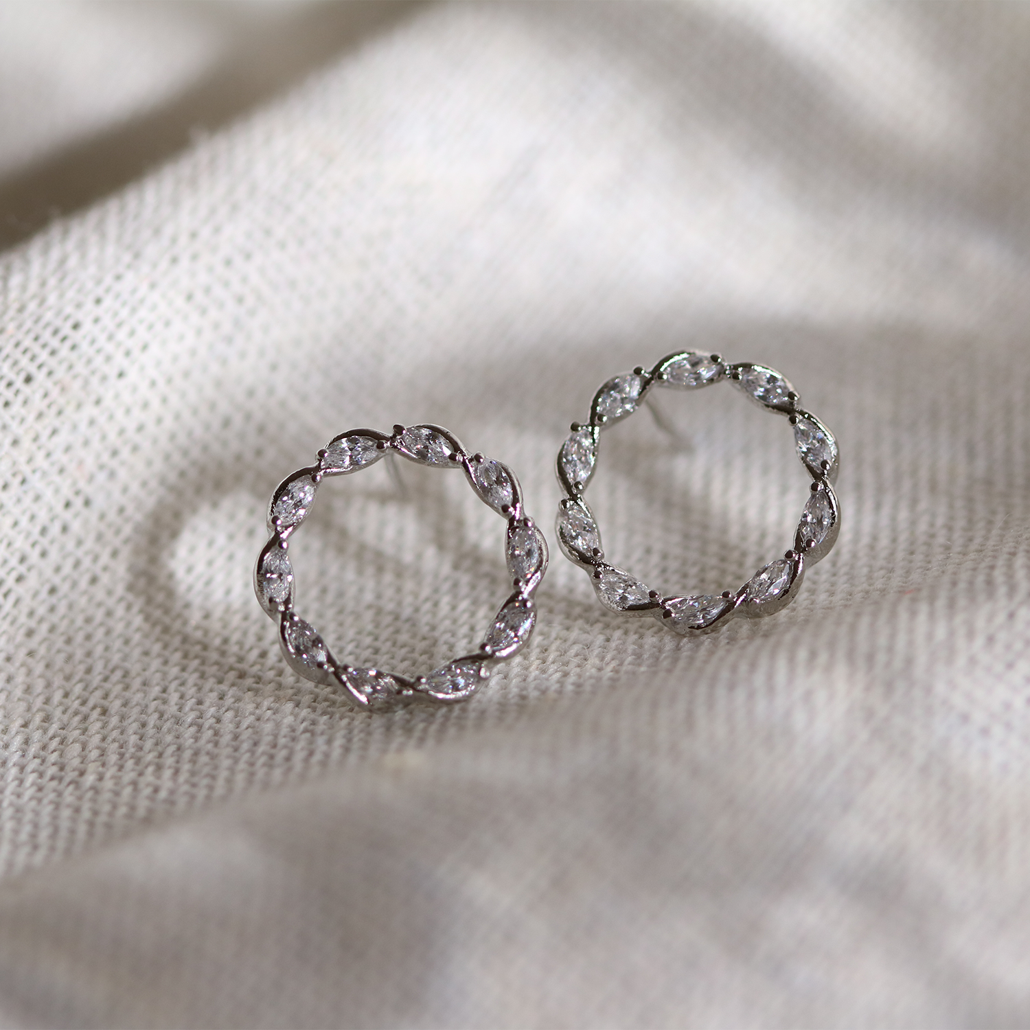 Circle cubic twist earrings