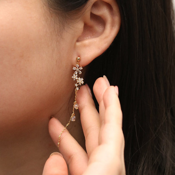 Flower dew dangle earrings